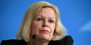Alemania paga mil euros a 28 criminales afganos por dejarse deportar
