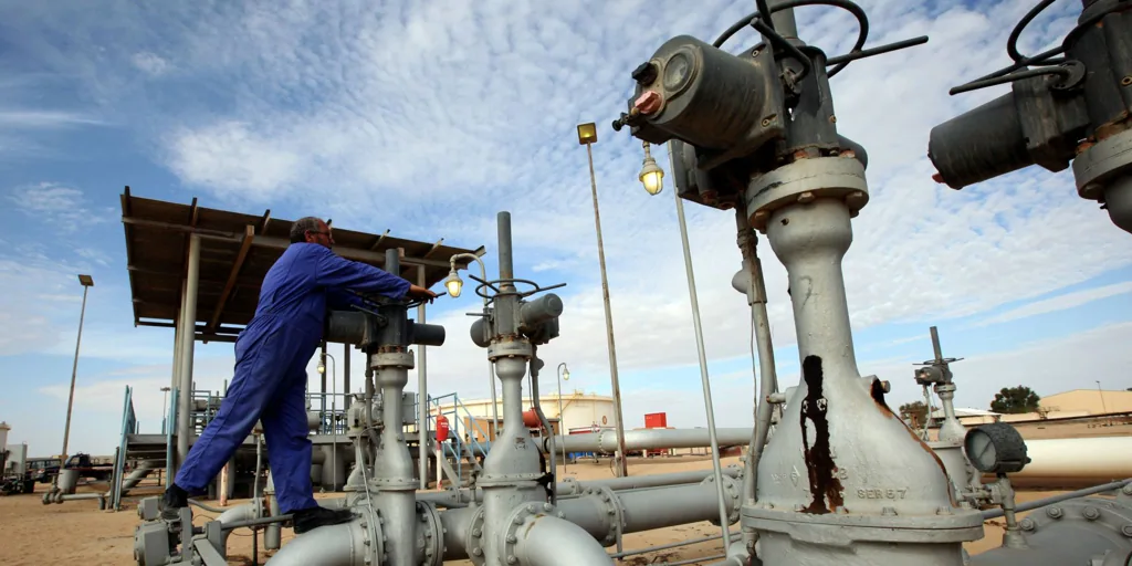 El general Haftar cierra el 90% de la producción de petróleo en Libia