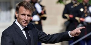 Macron visita Serbia y pospone la búsqueda del primer ministro