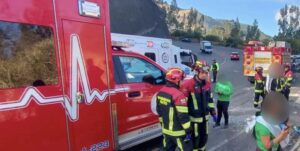 Al menos ocho muertos y una decena de heridos tras volcar un autobús en Ecuador
