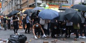 Condenado un hombre en Hong Kong a 14 meses de prisión por llevar una camiseta «sediciosa»