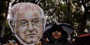 Diez años después, familiares de los 43 estudiantes mexicanos desaparecidos exigen justicia