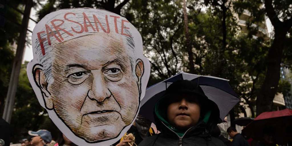 Diez años después, familiares de los 43 estudiantes mexicanos desaparecidos exigen justicia
