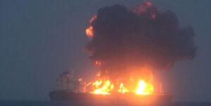 EE.UU. y la UE anuncian una misión para rescatar el petrolero en llamas frente a Yemen