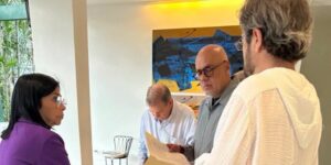 El chavismo coaccionó a Edmundo González en la residencia del embajador español ante un mediador de Zapatero