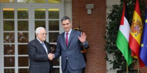 El presidente palestino pide junto a Sánchez que Madrid acoja una conferencia de paz como la de 1991