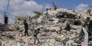 Israel endurece su operación en Cisjordania y sufre la lluvia de cohetes de Hizbolá en el norte