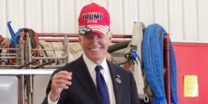 Joe Biden y la gorra de Donald Trump, la historia detrás del momento viral del presidente de EE.UU.: «No recuerdo mi nombre»