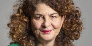 La ministra de Policía de Reino Unido, víctima del robo de su bolso durante una conferencia sobre el aumento de la criminalidad