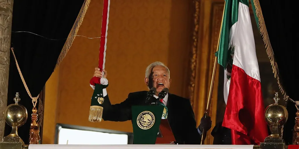 López Obrador protagoniza sus últimas fiestas nacionales y se despide frente a un Zócalo atestado