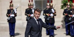 Macron recibirá a Hollande y Sarkozy para acordar que Bernard Cazeneuve sea el candidato a primer ministro
