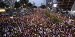 Miles de personas toman las calles en Israel para exigir a Netanyahu un acuerdo para liberar a los rehenes