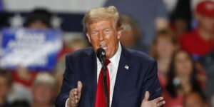 Trump se aferra a la inmigración y la delincuencia en Pensilvania y llama a Harris «discapacitada mental»
