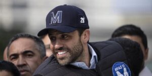 Un candidato a la Alcaldía de Sao Paulo da un sillazo a su rival político durante un debate y le rompe una costilla