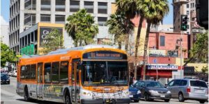 Un hombre secuestra un autobús tras disparar a un pasajero y es detenido por la Policía de Los Ángeles