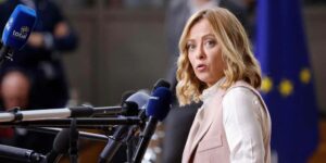 Meloni cita a los «afines» a su política migratoria a una reunión con Von der Leyen previa a la cumbre de los 27