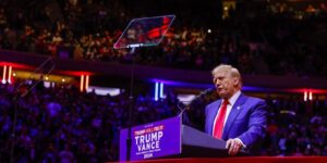 Bromas racistas e insultos a inmigrantes ensombrecen el mitin de Trump en Nueva York