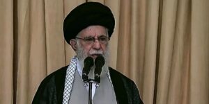 El líder supremo de Irán, junto a un rifle, pide la unión de las naciones musulmanas «contra su enemigo»