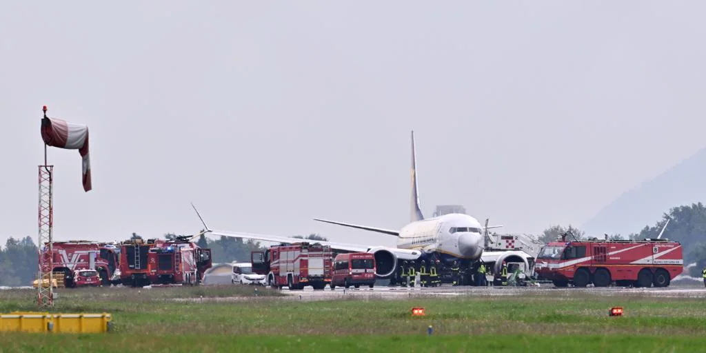 Evacuan un avión de Ryanair con 184 pasajeros por un incendio en el motor en el sur de Italia