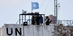 Israel hiere a dos cascos azules y derriba los muros de una base de la misión de la ONU en Líbano