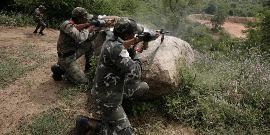 Mueren al menos 36 insurgentes maoístas tras combatir en un bosque contra las fuerzas de seguridad de la India