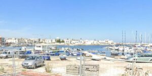 Salvado por un pescador de morir ahogado después de que varios jóvenes lo lanzasen al mar con las manos atadas