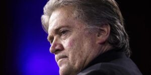 Steve Bannon, quien fuera asesor de Trump, sale de prisión tras cumplir una condena por desacato