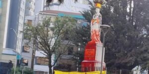 Un colectivo feminista arroja pintura a una estatua de Isabel la Católica en Bolivia en rechazo a «los invasores españoles»