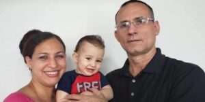 Un minuto para ver vivo al preso político José Daniel Ferrer: a lo lejos, entre cristales y sin mediar palabra