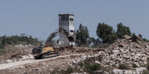 Una excavadora militar israelí derriba una torre de observación de los 'cascos azules' en el sur de Líbano