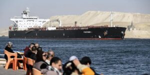 Diecisiete desaparecidos tras naufragar un barco turístico en Egipto