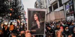 Mujer y periodista, doble crimen en Irán