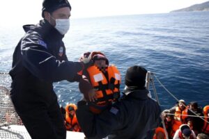 Ocho inmigrantes, entre ellos seis menores, mueren en un naufragio en Grecia