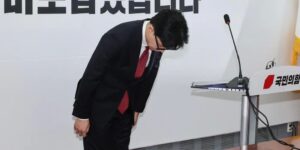 Dimite el líder del partido gobernante de Corea del Sur tras apoyar el 'impeachment' a su presidente
