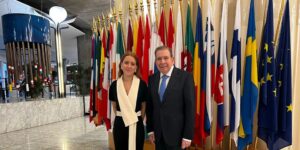 Edmundo González recibe el premio Sájarov con las actas de su victoria electoral