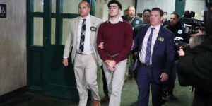 El acusado de matar al CEO de UnitedHealth se declara no culpable de los cargos de asesinato y terrorismo