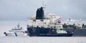 El petrolero ruso detenido en Finlandia iba «cargado completamente con equipo de espionaje»