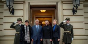 La nueva jefa de la diplomacia europea comienza su mandato con una visita simbólica a Kiev