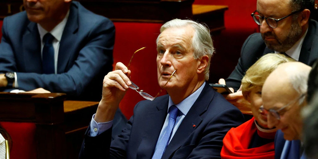 La pinza entre la izquierda y Le Pen tumba el gobierno más efímero de la V República francesa