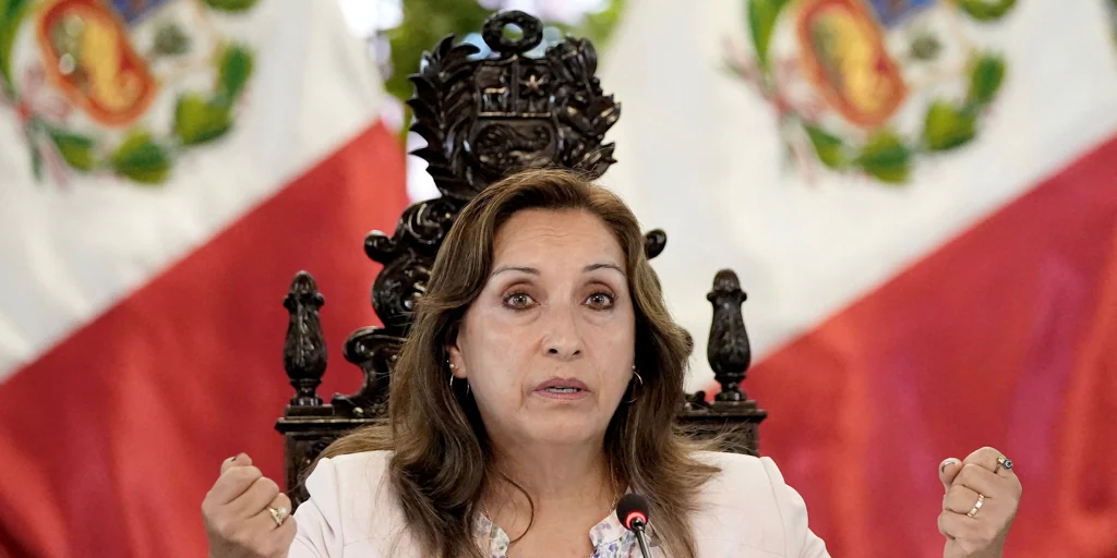 La presidenta de Perú confirma que se operó la nariz en secreto y denuncia que busquen su destitución con «leyendas mediáticas»