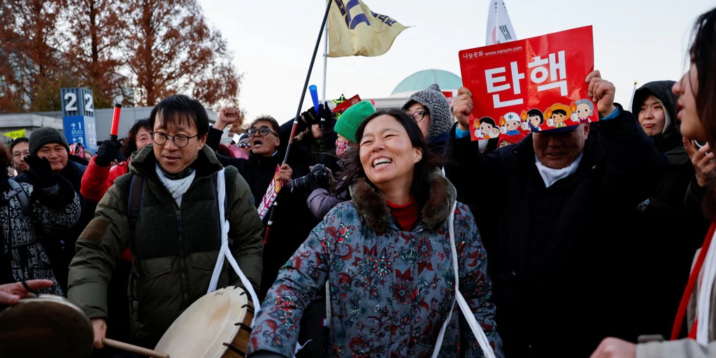 Los coreanos salen a la calle para celebrar la destitución de su presidente