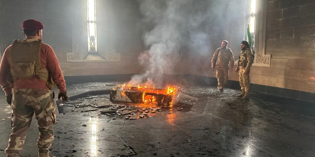 Los rebeldes sirios prenden fuego a la tumba del padre de Bassar al-Assad en el mausoleo familiar