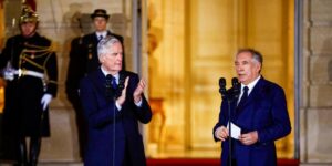 Macron claudica ante el chantaje de su nuevo primer ministro