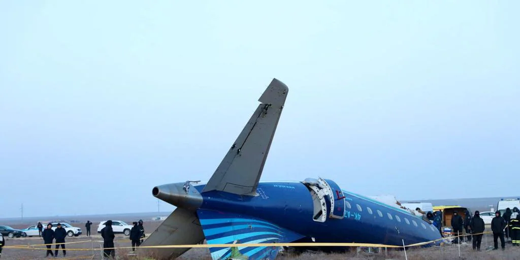 Ucrania apunta a que el avión estrellado en Kazajistán fue derribado por Rusia