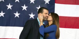 la manda de embajadora a Grecia el día en que cazan a Donald Jr. con su nueva novia