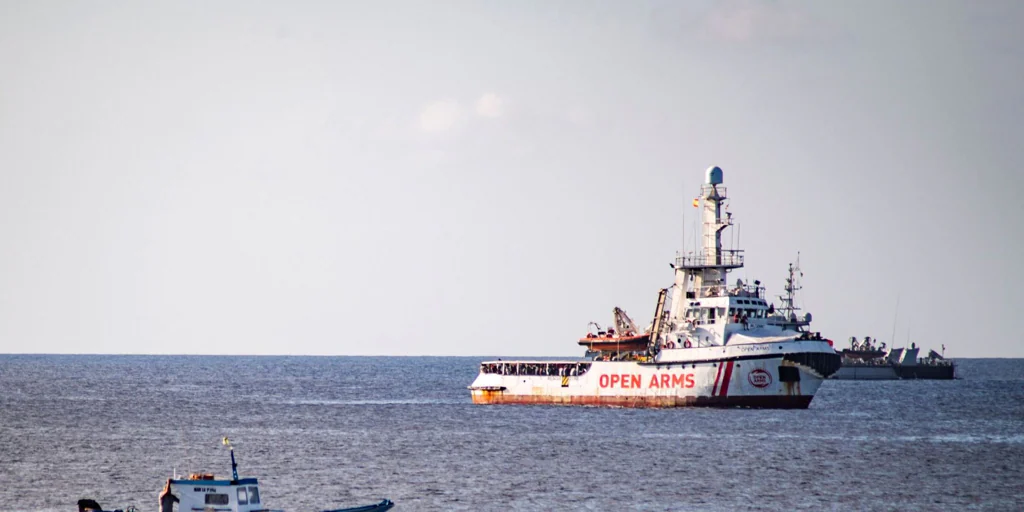 más de un centenar de inmigrantes durante 20 días en altamar y un juicio a Salvini