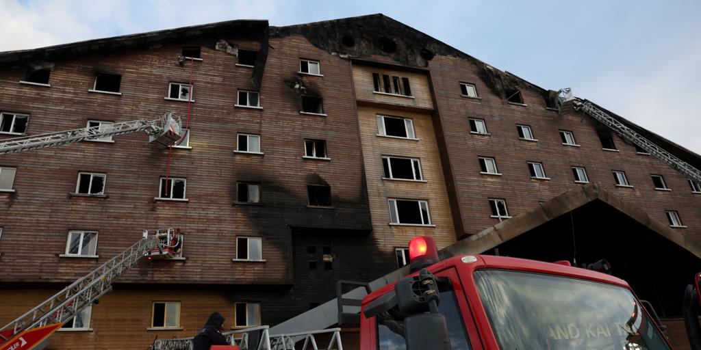 Aumentan a 28 los detenidos por el incendio de un hotel en Turquía que dejó 78 muertos