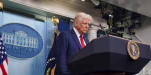 En su primer mandato, Trump mantuvo y promovió las políticas de diversidad en aviación a las que ahora culpa del accidente