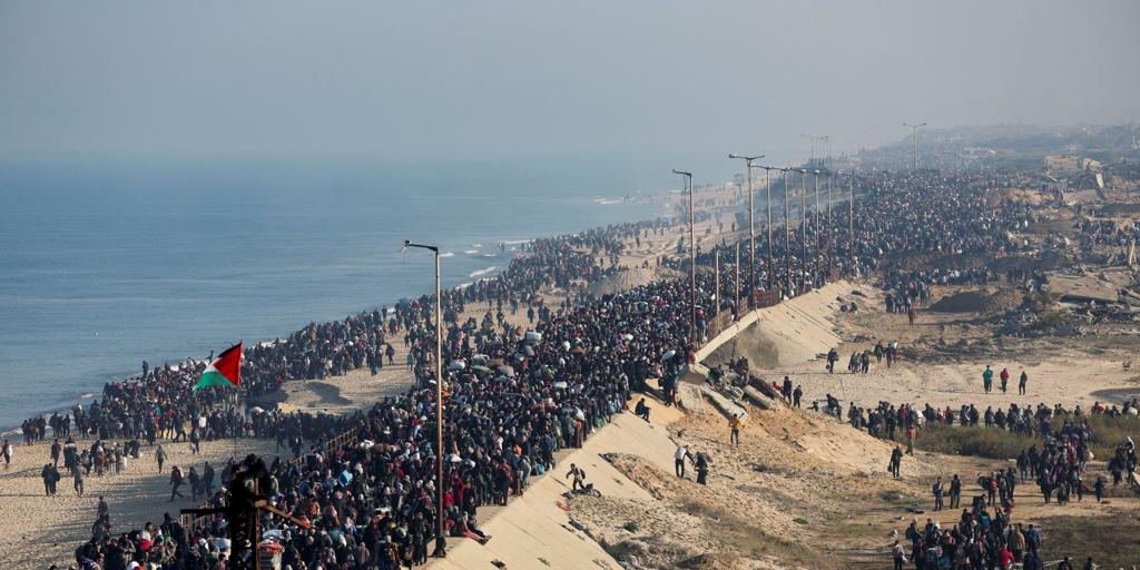 Los gazatíes regresan al norte de forma masiva tras la retirada de Israel del corredor de Netzarim