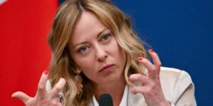 Meloni se defiende: «Yo no he recibido dinero de Musk, otros lo recibieron de Soros»